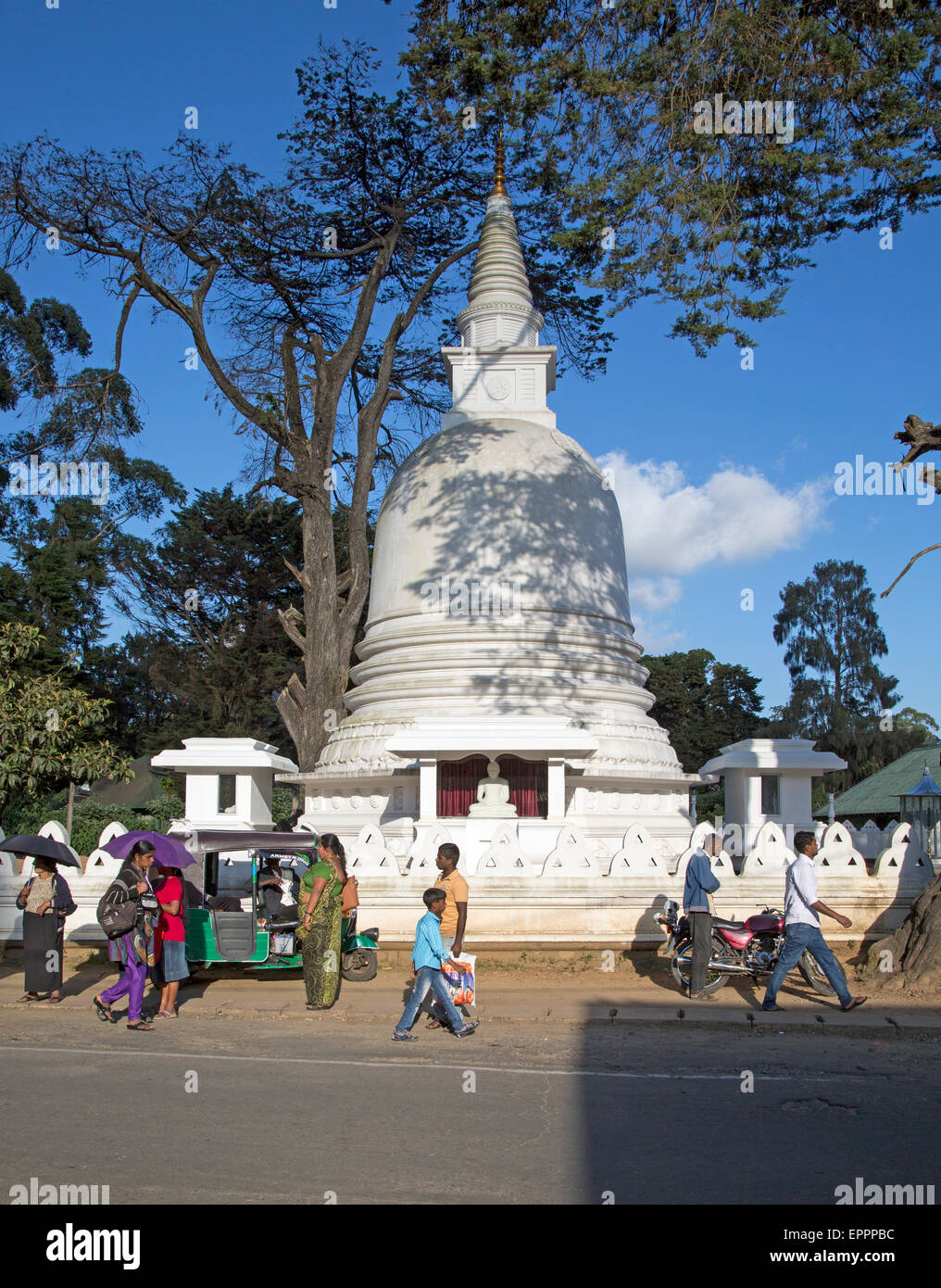 Buddhistische Tempel weiße Stupa, Nuwara Eliya, Sri Lanka, Asien Stockfoto