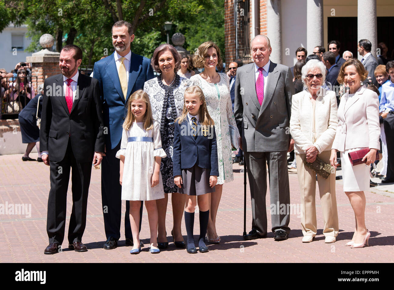 Madrid, Spanien. 20. Mai 2015. Jesus Ortiz, König Felipe VI. von Spanien, Prinzessin Sofia von Spanien, Königin Sofia, Prinzessin Leonor von Spanien, Königin Letizia von Spanien, König Juan Carlos, Menchu Alvarez und Paloma Rocasolano Pose für den Fotografen nach der ersten Kommunion Prinzessin Leonor von Spanien in Asunción de Nuestra Senora de la Kirche am 20. Mai 2015 in Madrid, Spanien. / Picture Alliance © Dpa/Alamy Live-Nachrichten Stockfoto