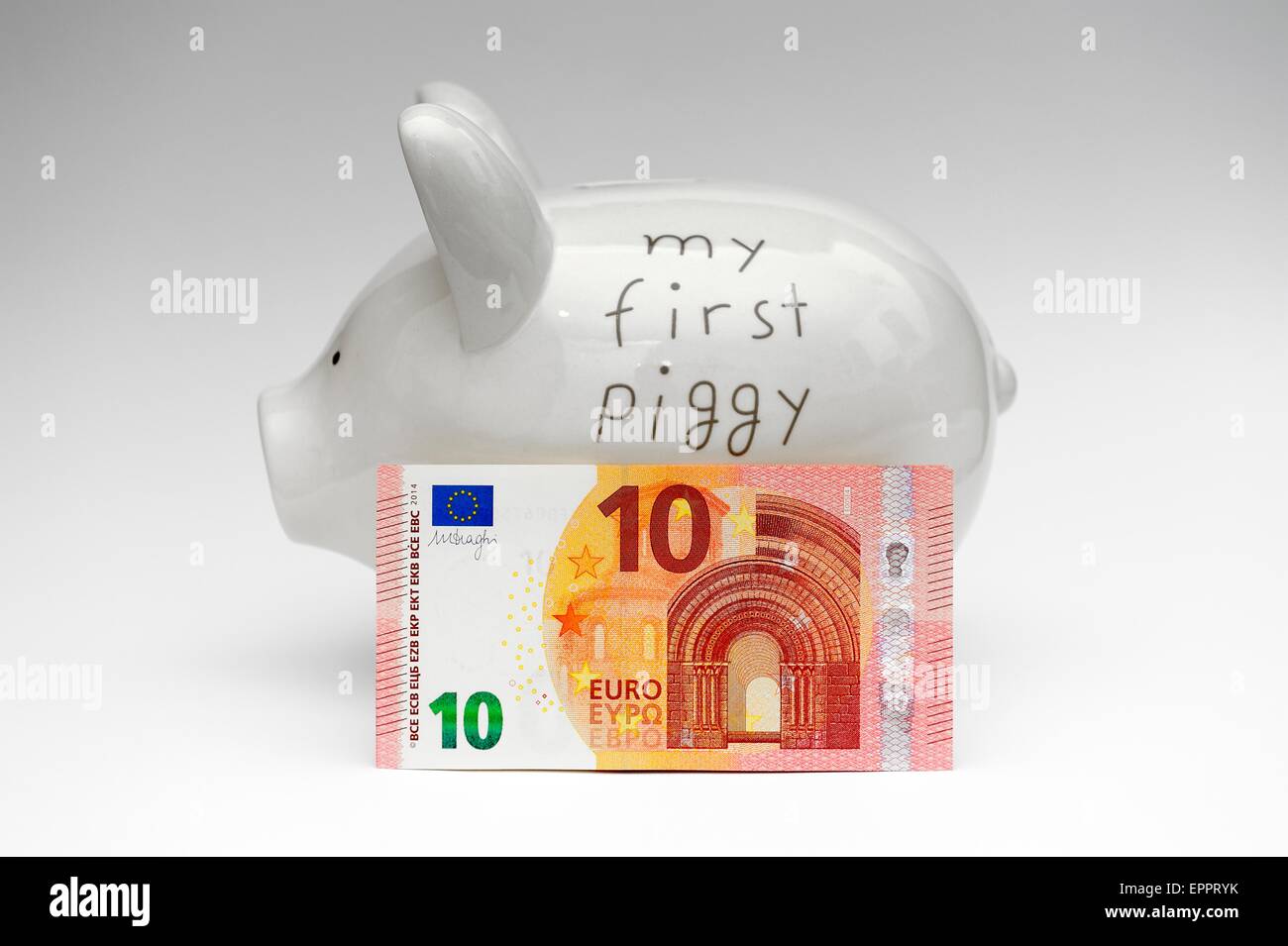 Ein weißes Sparschwein mit Euro-Währung Stockfoto