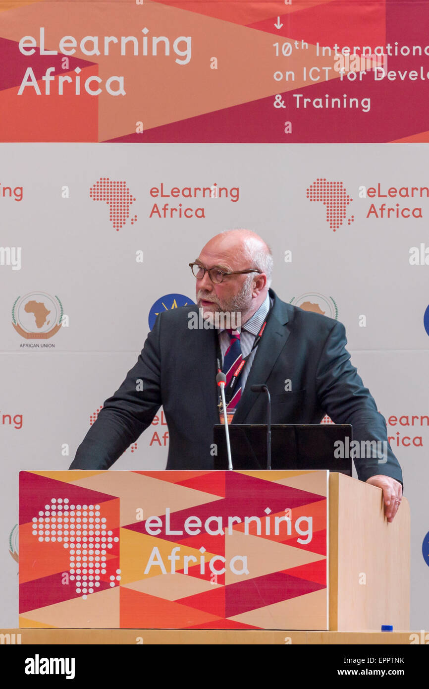 Addis Abeba, Äthiopien. 20. Mai 2015. Günter Nooke, persönlicher Beauftragter für Afrika an den deutschen Bundeskanzler, liefert eine Keynote-Rede zur Eröffnung der 10. eLearning Africa Conference am 20. Mai 2015 in Addis Abeba, Äthiopien. Bildnachweis: Dereje Belachew/Alamy Live-Nachrichten Stockfoto