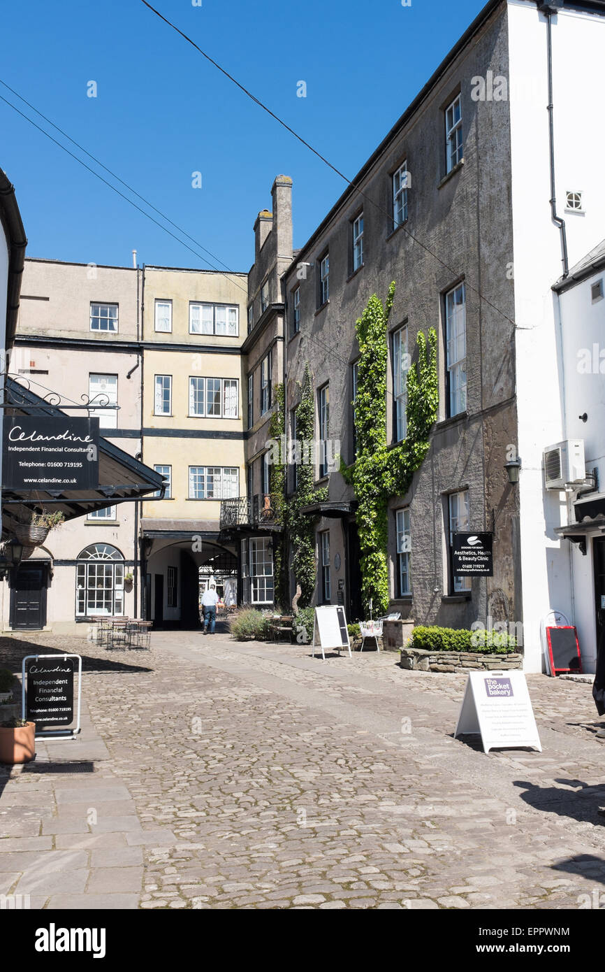 Geschäfte und Cafés in Agincourt Square, Monmouth, Wales Stockfoto