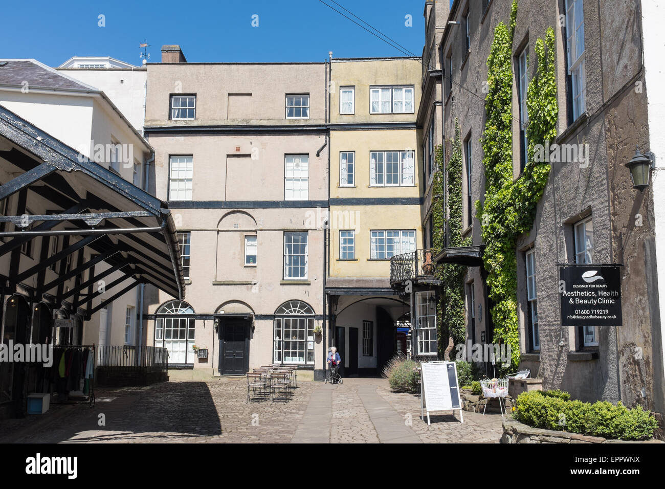 Geschäfte und Cafés in Agincourt Square, Monmouth, Wales Stockfoto