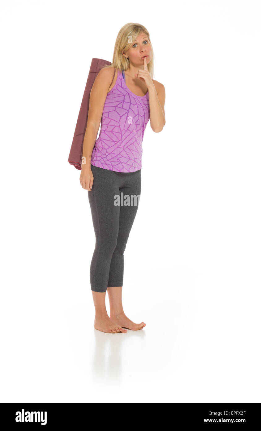 Modell auf einfarbigen Hintergrund im Studio Finger auf die Lippen mit geheimen isoliert Stockfoto