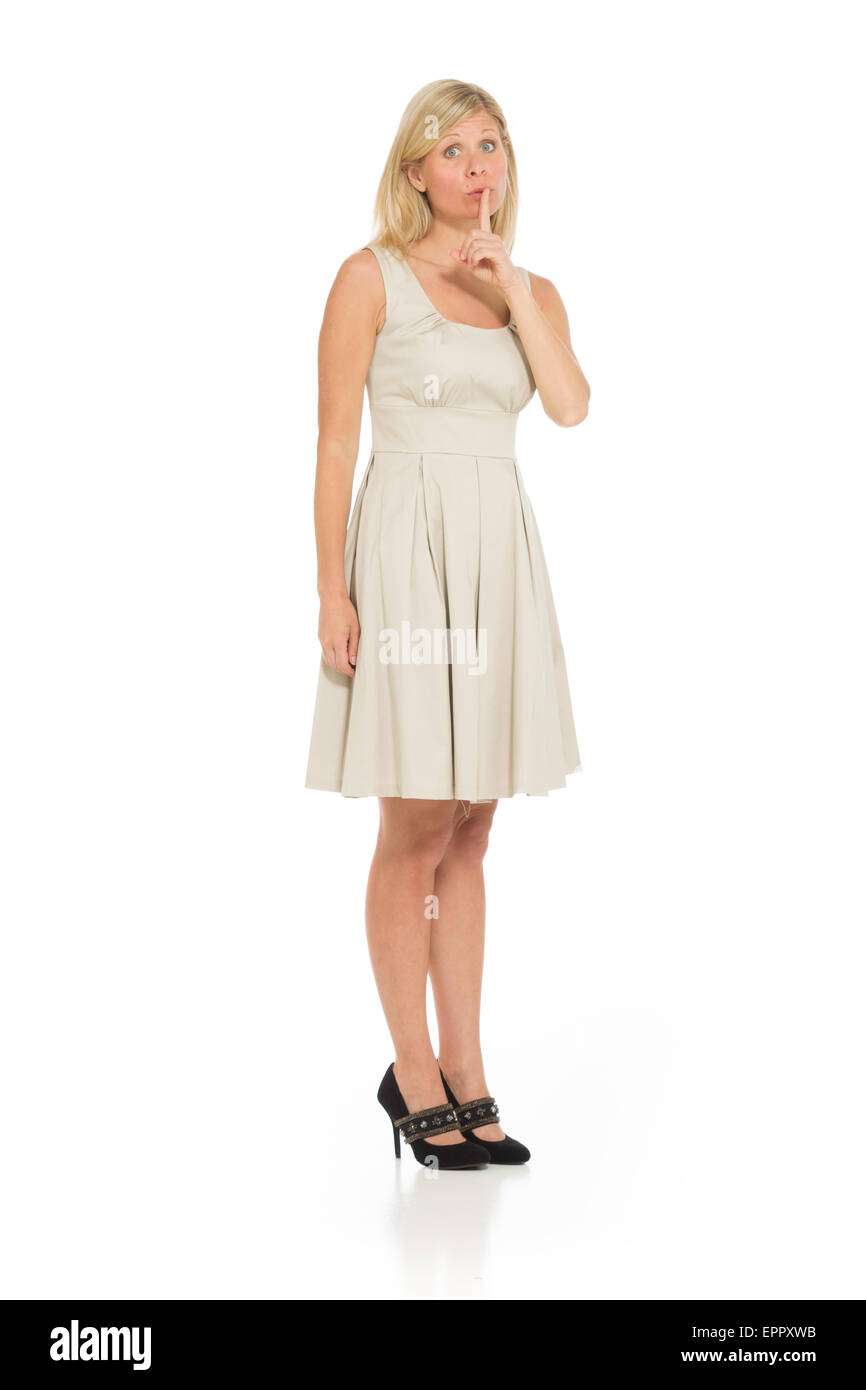 Modell auf einfarbigen Hintergrund im Studio Finger auf die Lippen mit geheimen isoliert Stockfoto