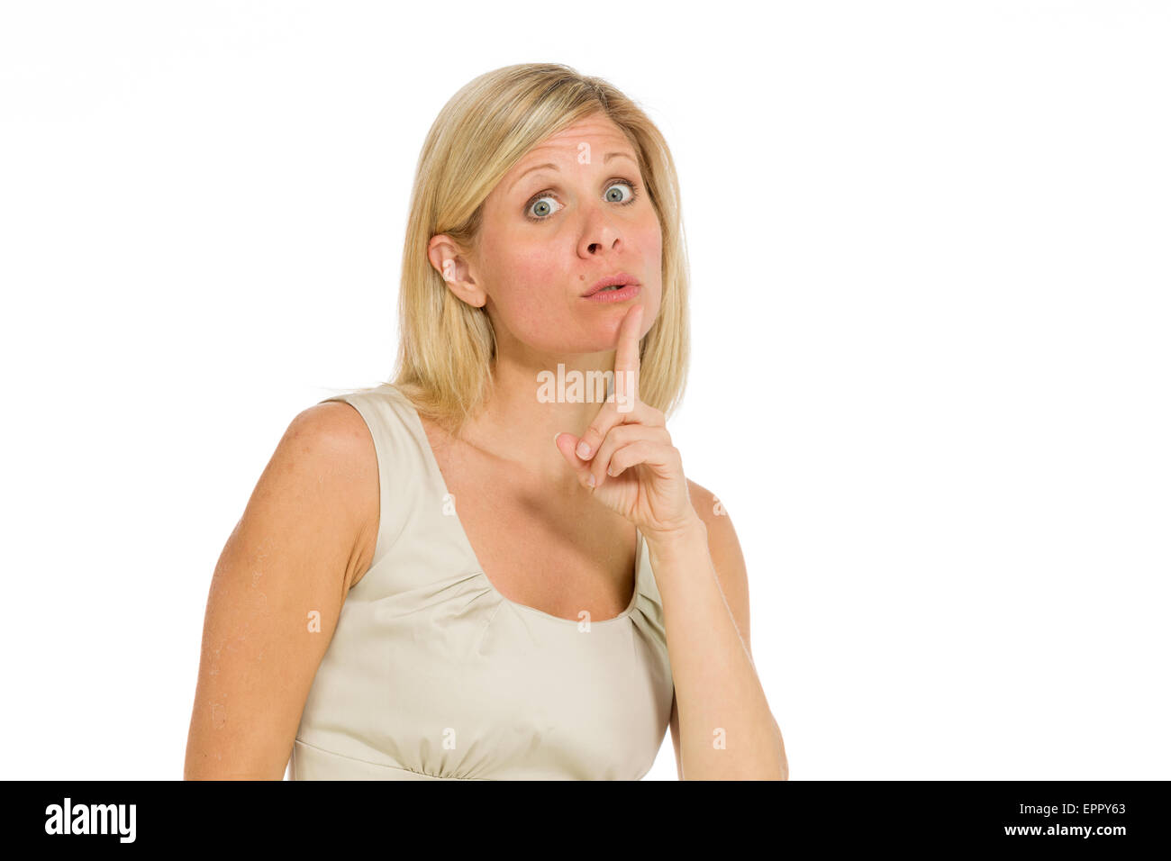 Modell auf einfarbigen Hintergrund im Studio Finger auf die Lippen mit geheimen isoliert Stockfoto