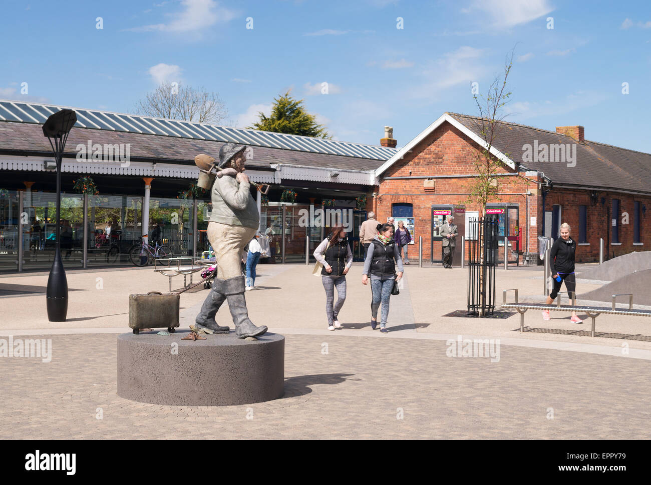Jolly Fisherman statue am Bahnhof Skegness, Lincolnshire, England, Großbritannien Stockfoto