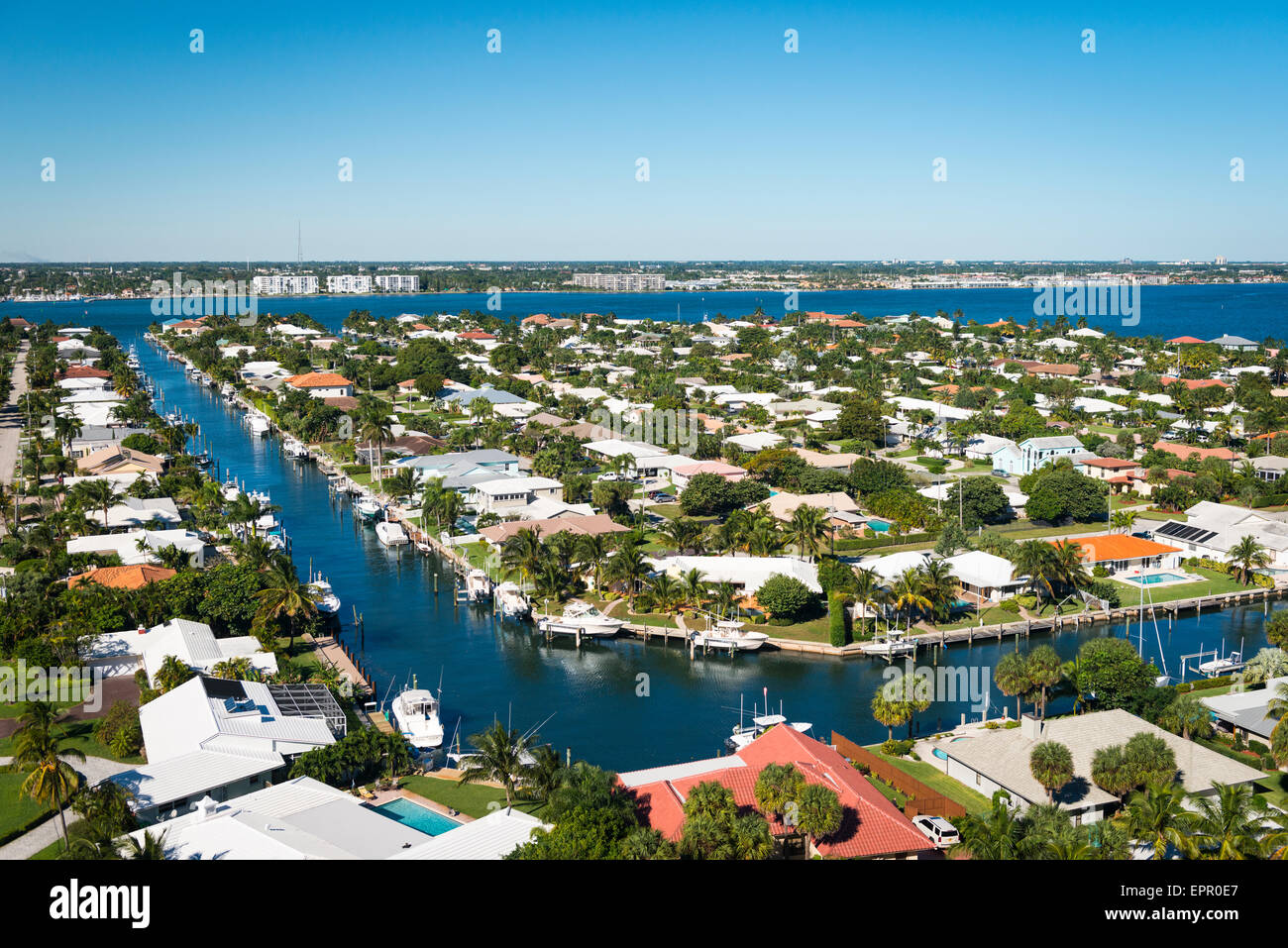 Florida Palm Beach West Singer Island Intercostalneuralgie Luxus Häuser mit Boote vertäut am Ende der Gärten Stockfoto