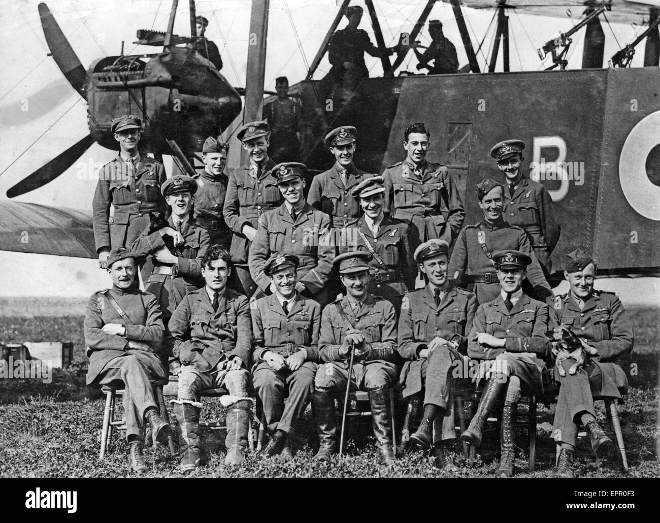 Offiziere der 207. SQUADRON, unabhängige Luftwaffe am Ligescourt Flugplatz, Crecy, Frankreich am 29. August 1918. Hinter Ihnen Mechanik Arbeit auf eine Handley-Seite O/400 bomber Stockfoto