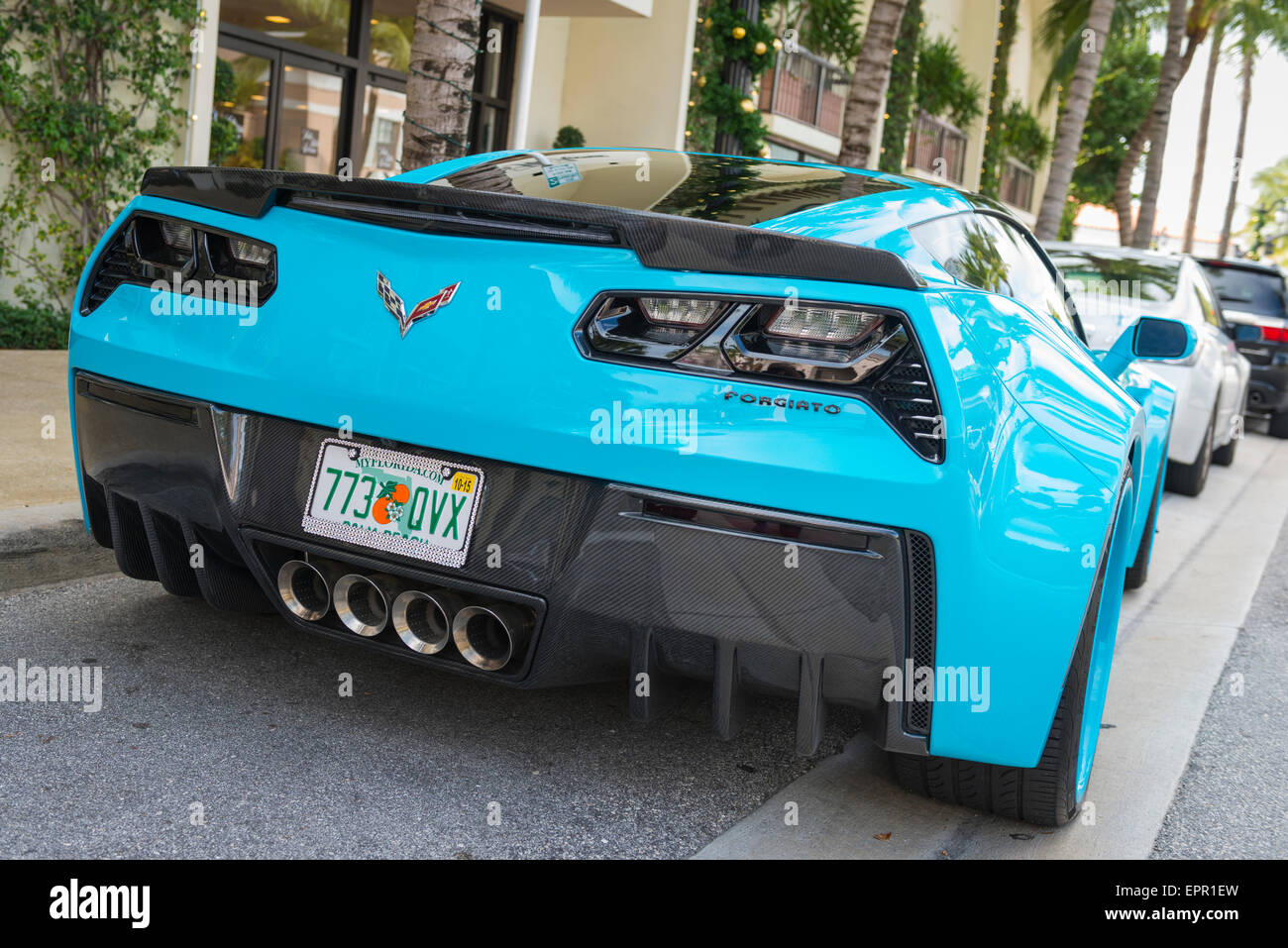 Florida Palm Beach Worth Avenue Luxus shopping street Road Palm Bäume Chevrolet Chevvy Corvette C7 Stingray Forgiato blass blau Stockfoto