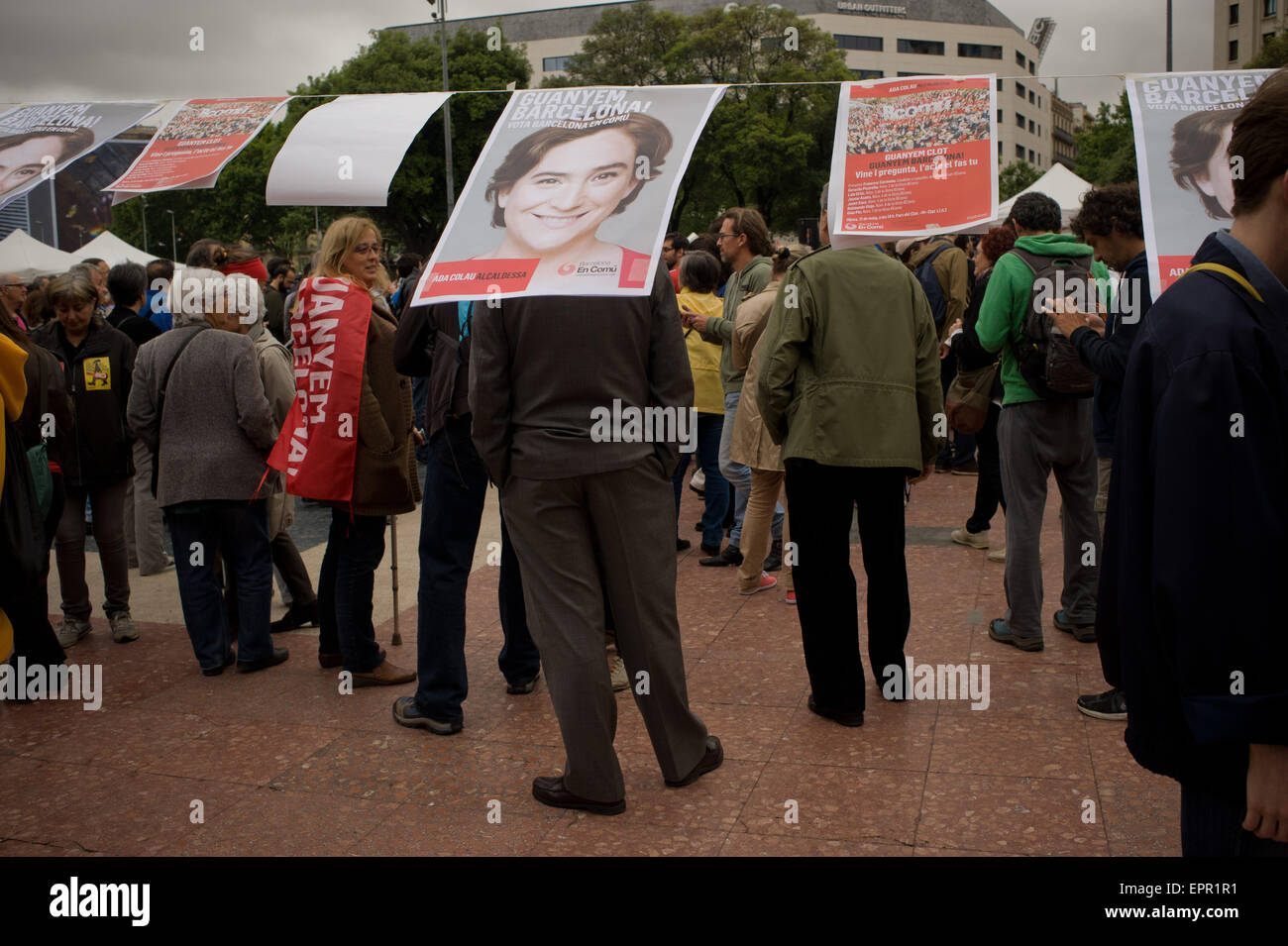 Am 20. Mai 2015 an Menschen eine Kundgebung der "Barcelona En Comú" Partei teilnehmen. Stockfoto