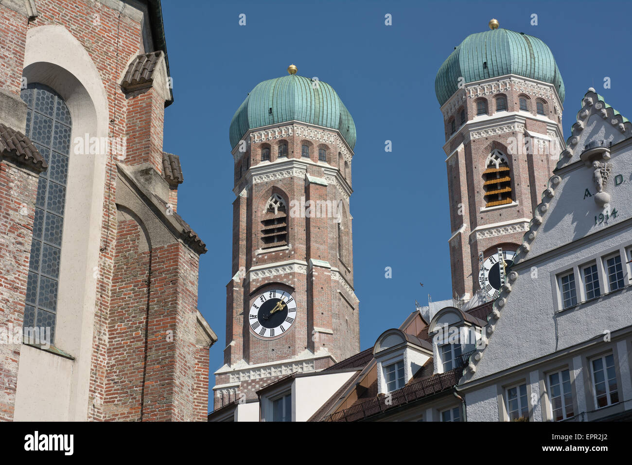 Frauenkirche und die umliegenden Gebäude mit in München Stockfoto