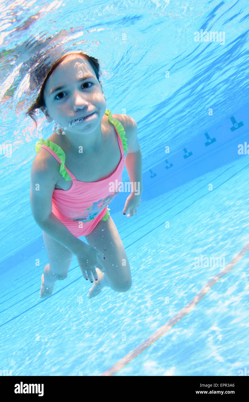 Junges Mädchen hält den Atem unter Wasser schweben Stockfoto