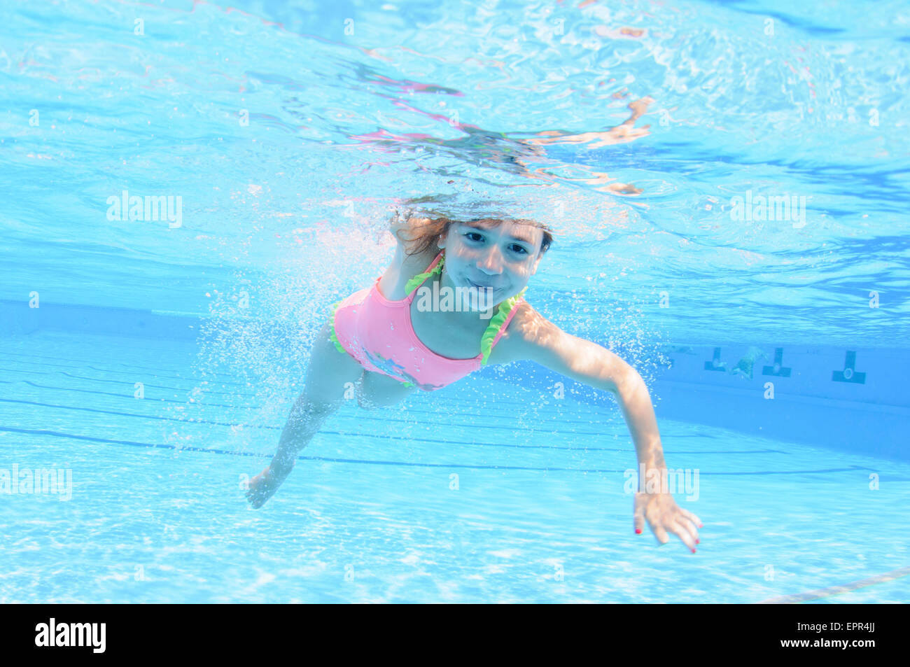 Junges Mädchen hält den Atem unter Wasser schweben Stockfoto