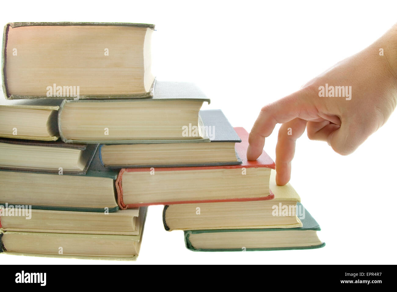 Stapel von Büchern und Fingern Schritt auf dem weißen Hintergrund isoliert Stockfoto