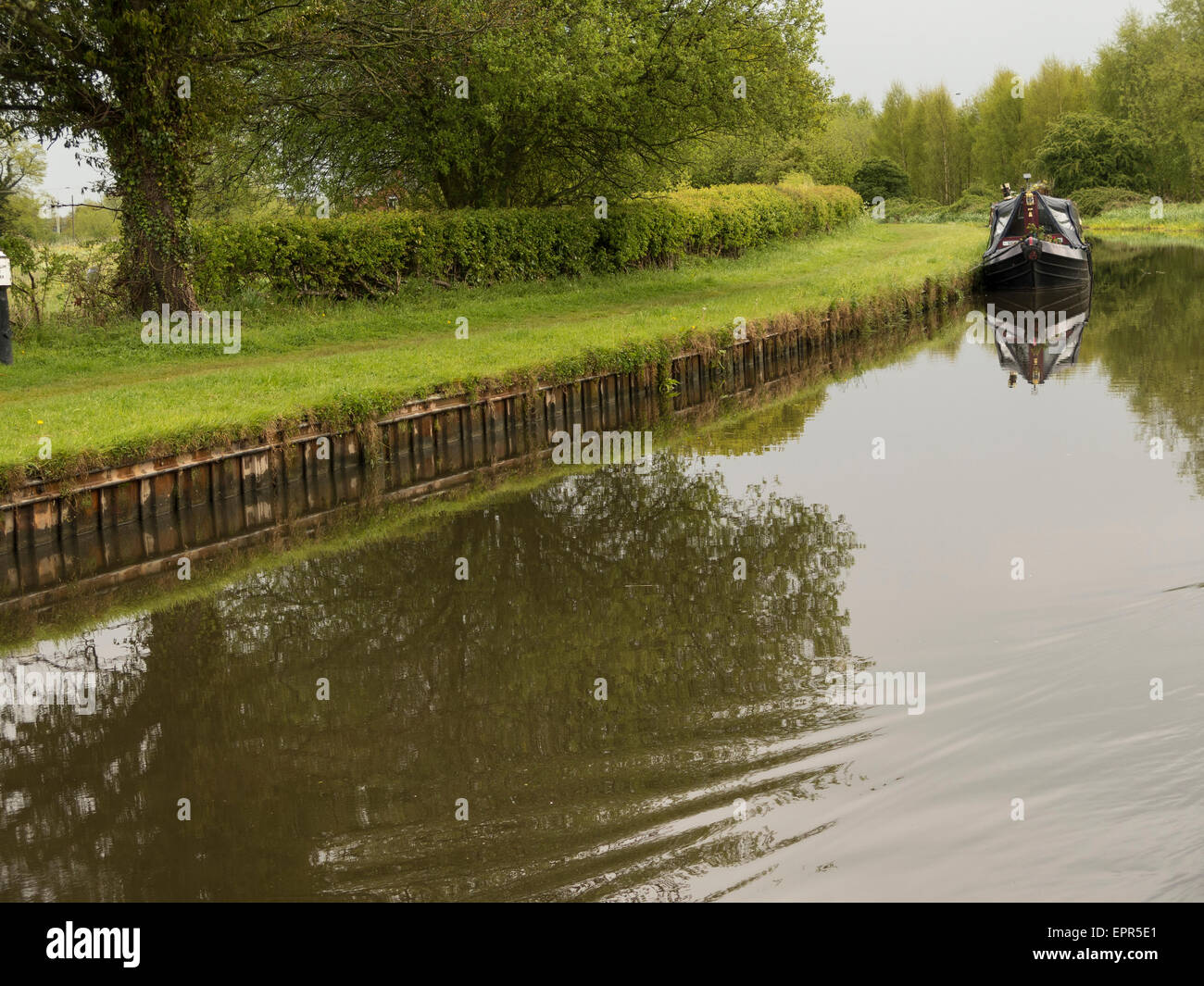 schmale Boot auf die Trent & Mersey Kanal, in der Nähe von Branston,Staffordshire,UK.taken 05.07.2015 Stockfoto