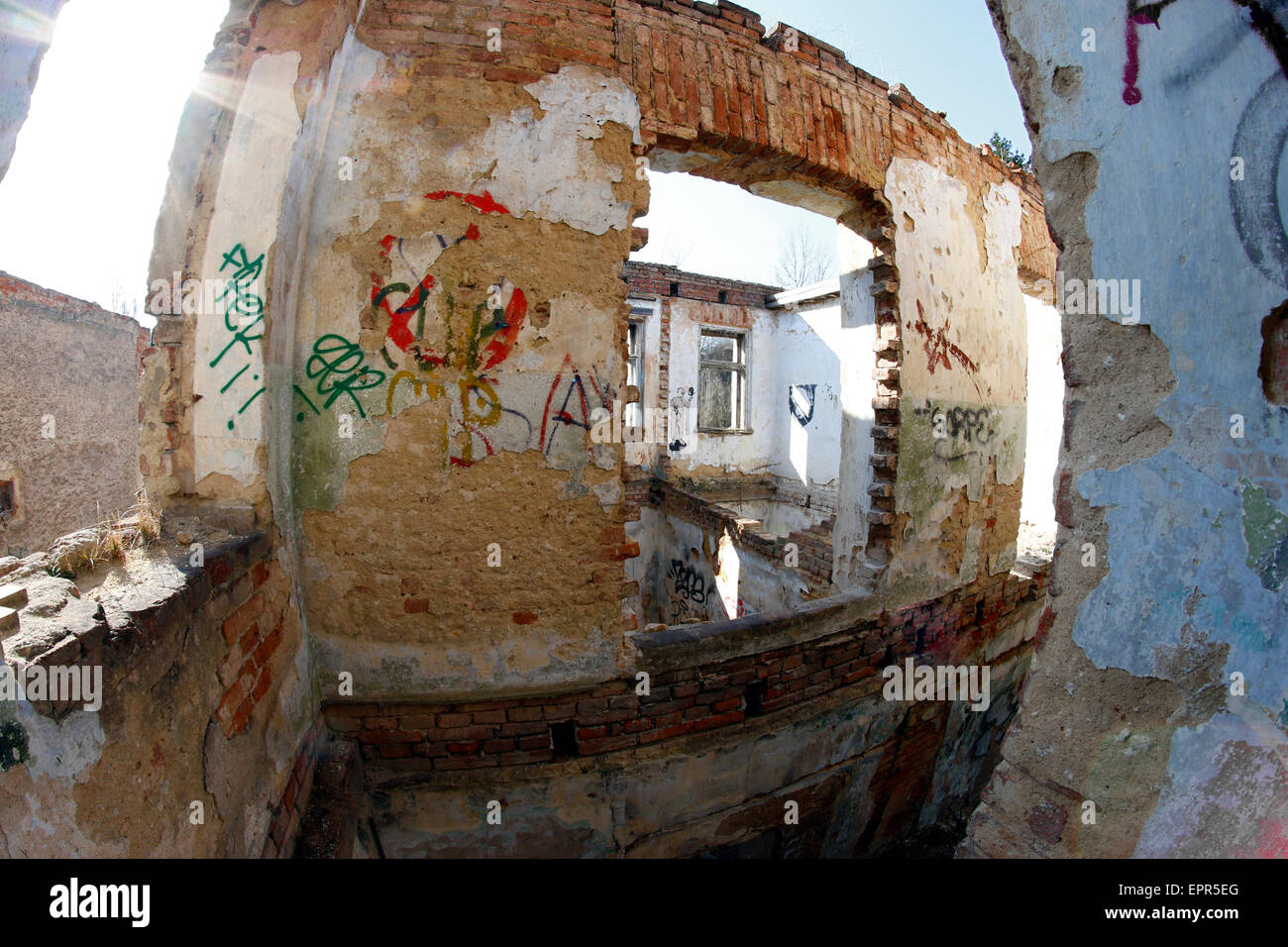 Bild von den Ruinen der alten Fabrik - Fish-Eye-Objektiv - Fisch Auge Objektiv Ansicht Stockfoto
