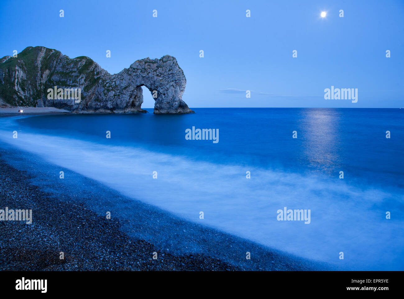 Durdle Door im Mondschein, Dorset, England. Durdle Door ist einer der vielen atemberaubenden Orten auf der Jurassic Coast besuchen Stockfoto