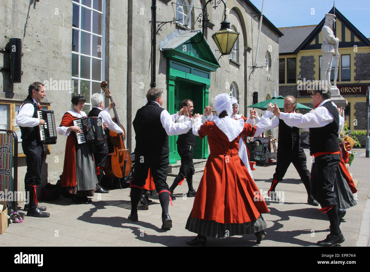 Welsh-Dance-Gruppe vor dem Rathaus in Cowbridge Stockfoto