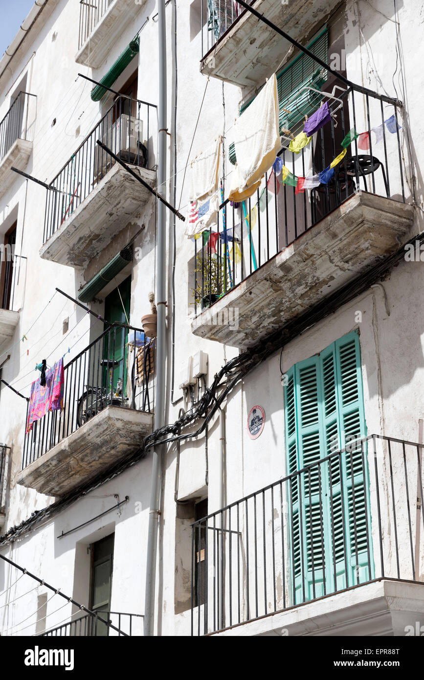 Ibiza Altstadt. Einer malerischen Straße in der Altstadt von Ibiza, mit seinen weiß getünchten Häusern Stockfoto