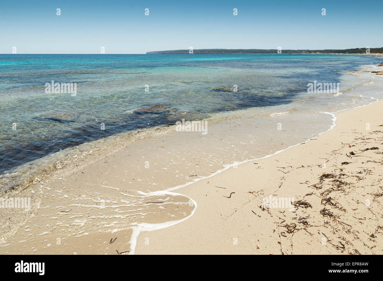 Formentera, ein Strand mit türkisfarbenem Meer Mittelmeer Balearen Stockfoto