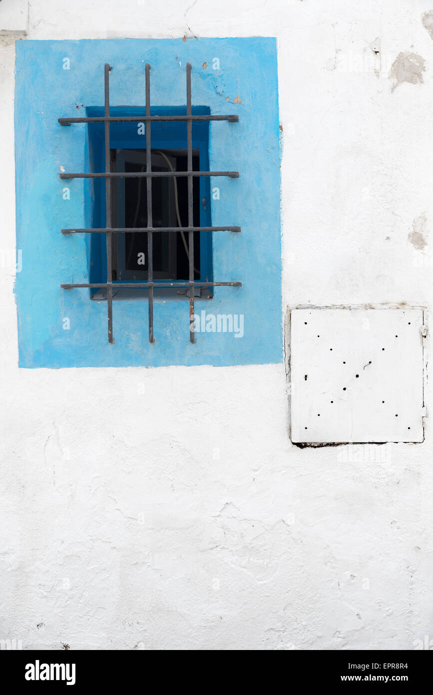 kleines Fenster Gitter in einer weiß getünchten Wand. Ibiza Stockfoto kleines Fenster Gitter in einer weiß getünchten Wand. Ibiza Stockfoto