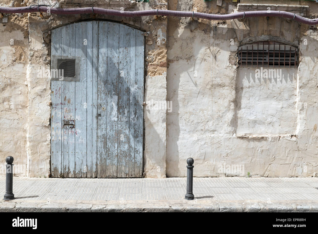 alte Tür auf einer weißen Wand. Ibiza Stockfoto