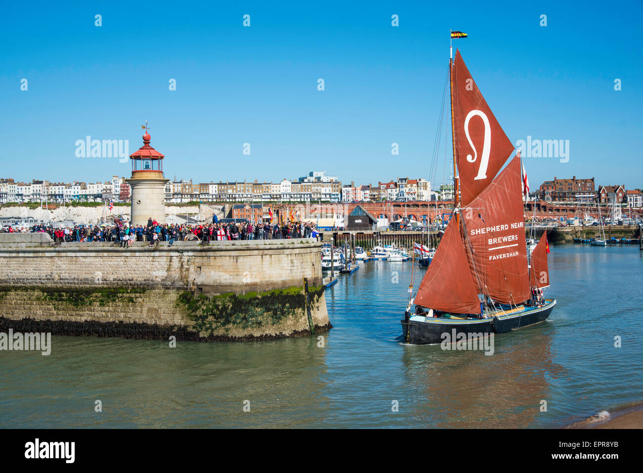 Ramsgate, Kent, UK. 21. Mai 2015. Themse Segeln Lastkahn und Dünkirchen Veteran, Greta Ramsgate Royal Harbour für Dünkirchen zu verlassen. Bildnachweis: Paul Martin/Alamy Live-Nachrichten Stockfoto