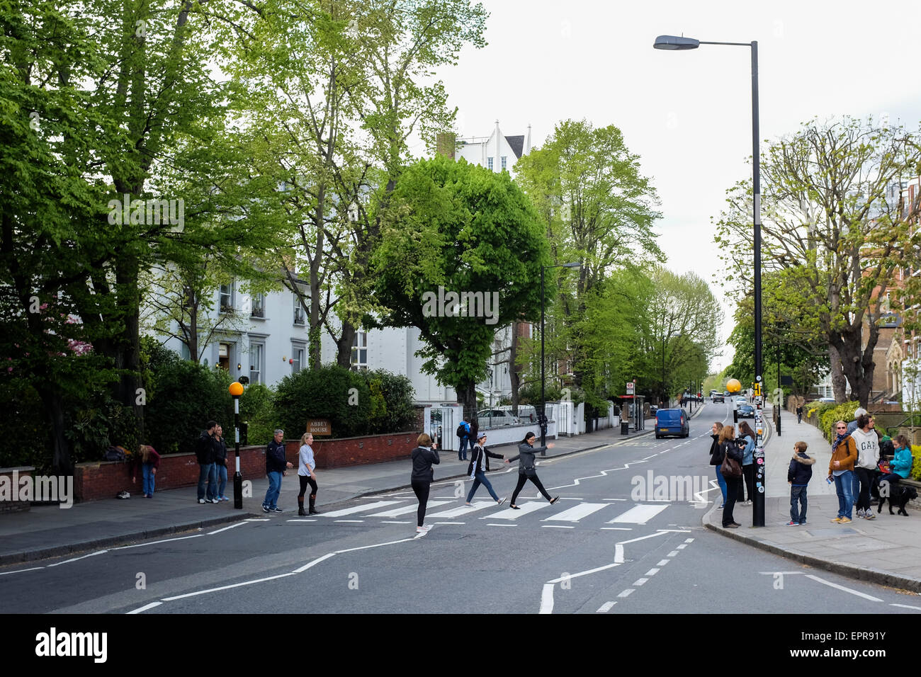 Menschen, die auf den berühmten Abbey Road-Zebrastreifen in St. John's Wood, London, England überqueren. Stockfoto