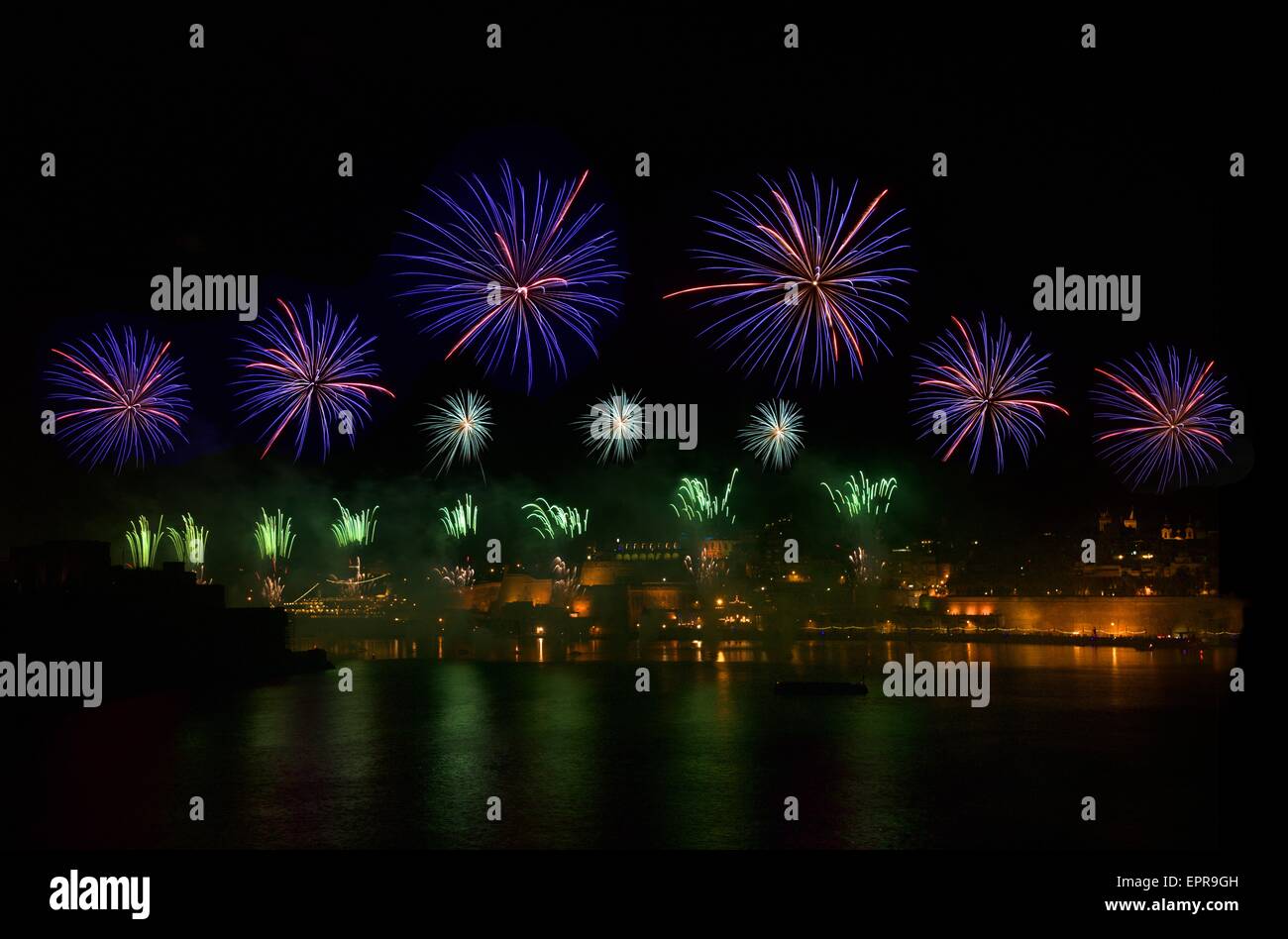 Buntes Feuerwerk in Valletta, Malta, Feuerwerk-Festival 2015 in Malta, Feuerwerk in Valletta in dunklem Hintergrund isoliert Stockfoto