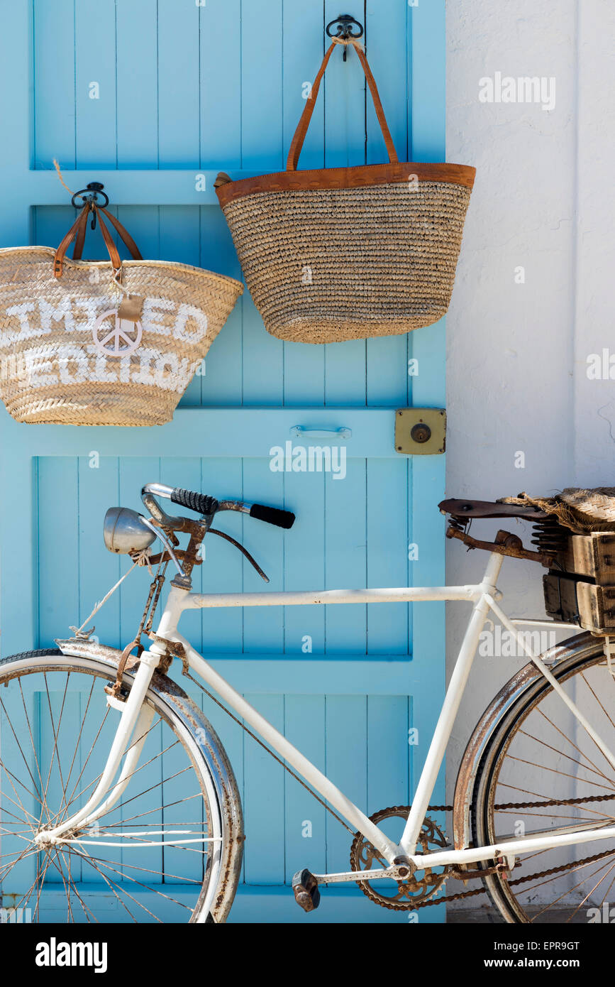 Altes Fahrrad blaue Tür gelehnt. Stockfoto
