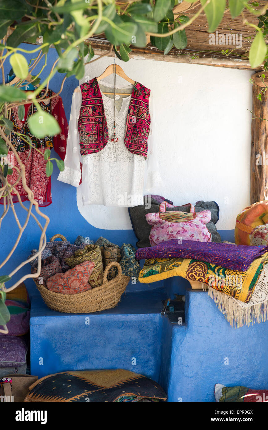 Hippie-Bekleidungsgeschäft auf der Insel Ibiza Stockfoto