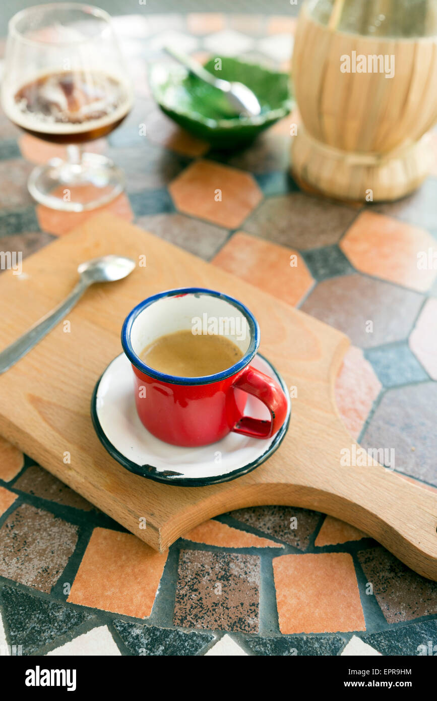 Mediterraner Tisch bereit für Kaffee Stockfoto