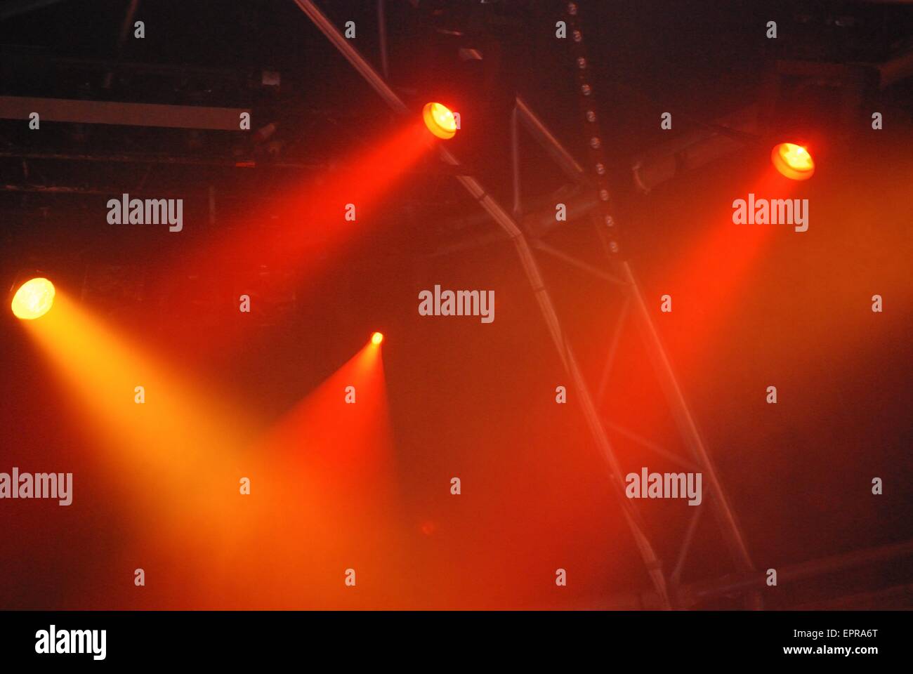 Rote Scheinwerfer über einer Konzertbühne Stockfoto
