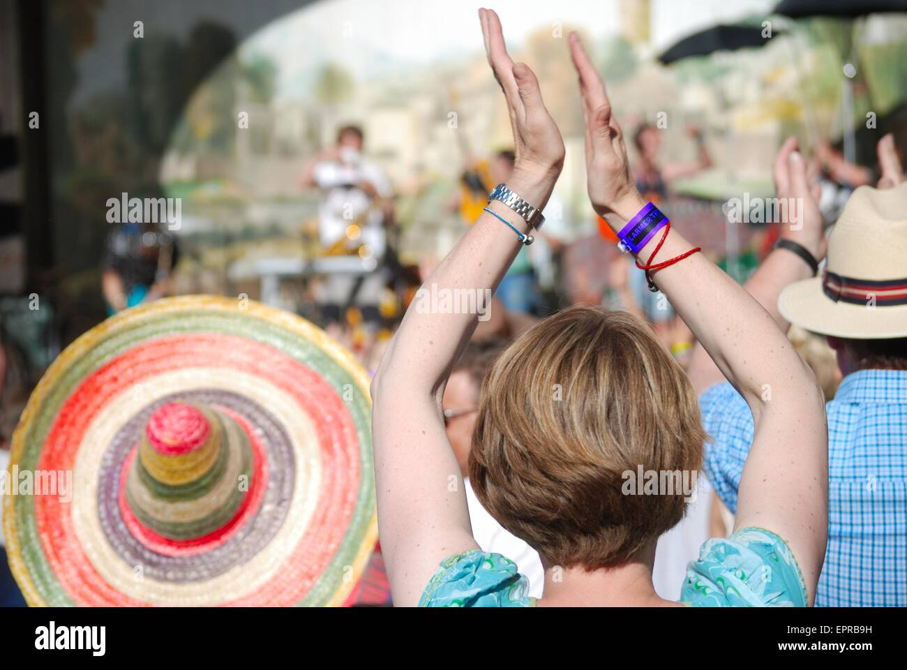 Festivalbesucher applaudieren einer Band beim Larmer Tree Festival, Dorset, UK. Stockfoto