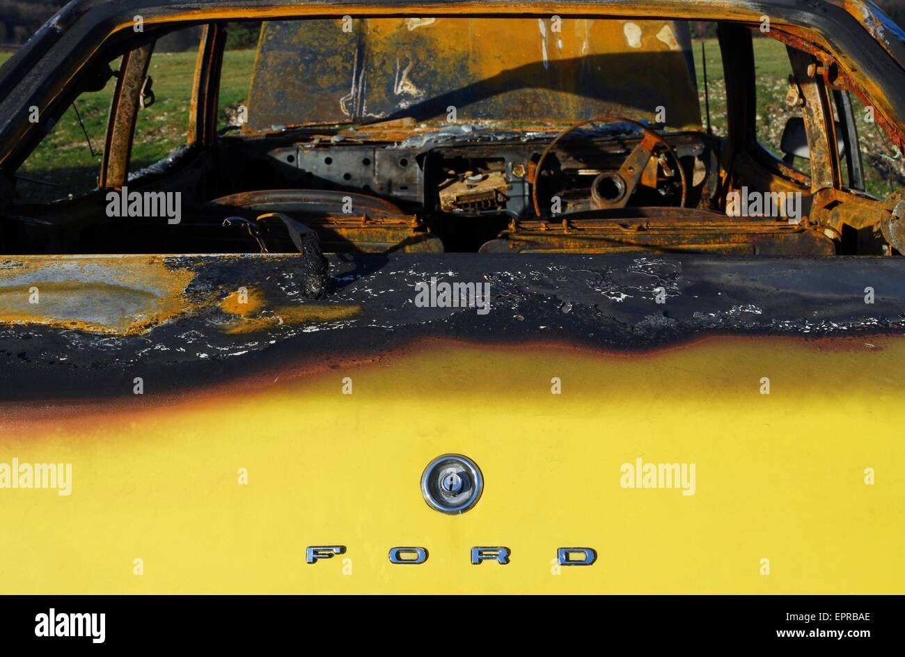 Ausgebranntes Auto. Ford Capri, gestohlen und in Fackelstahl. Stockfoto