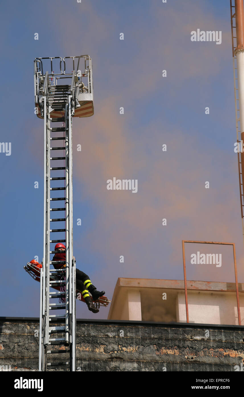 lange Skala der Feuerwehr für die Verwertung von verwundet während des Brandes Stockfoto