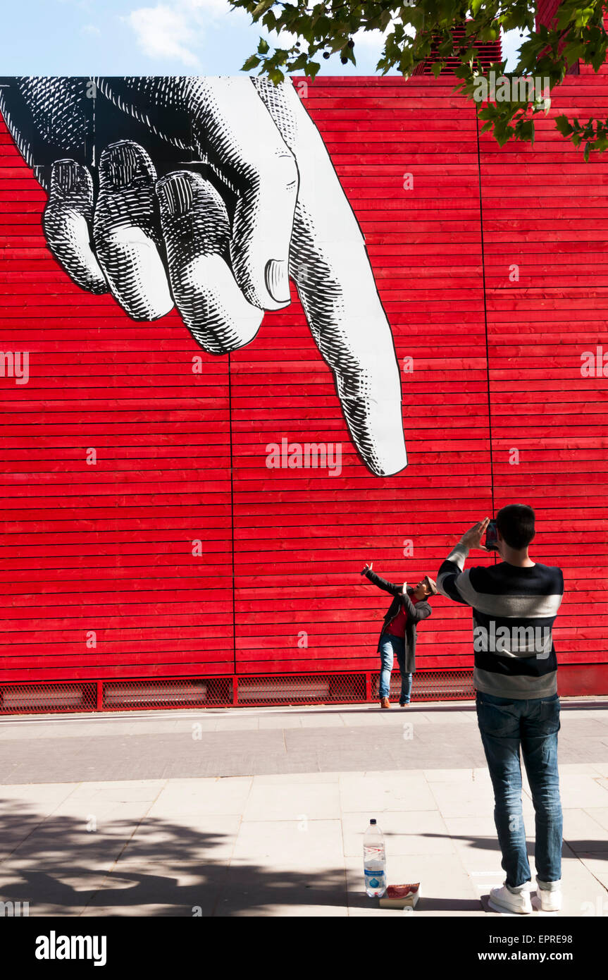 Menschen posieren und fotografieren vor einem großen Finger Werbeproduktion von jedermann am National Theatre. Stockfoto