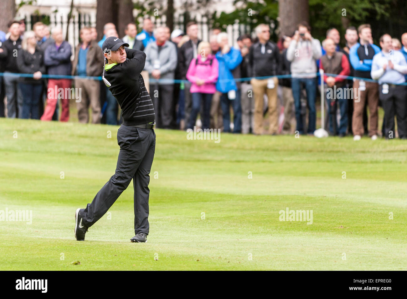 London, UK. 20. Mai 2015.  Weltweit die Nummer eins, Rory McIlroy, auf dem Fairway während der BMW PGA Championship 2015 pro-am im Wentworth Club, Surrey. Bildnachweis: Stephen Chung / Alamy Live News Stockfoto