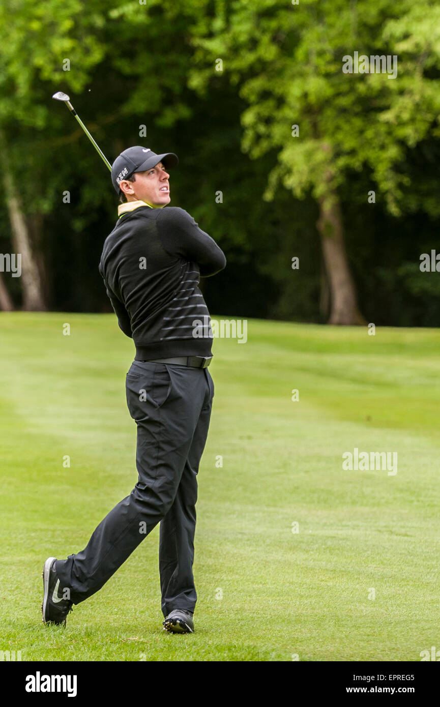 London, UK. 20. Mai 2015.  Weltweit die Nummer eins, Rory McIlroy, auf dem Fairway während der BMW PGA Championship 2015 pro-am im Wentworth Club, Surrey. Bildnachweis: Stephen Chung / Alamy Live News Stockfoto