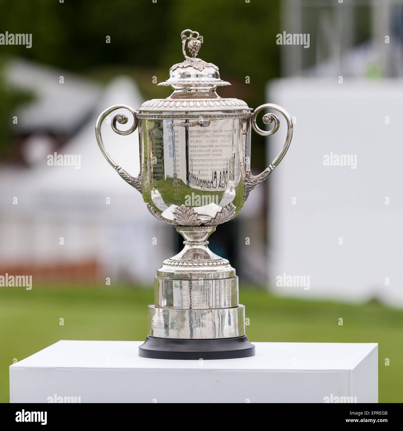 London, UK. 20. Mai 2015.  Die US PGA-Trophäe, die Wanamaker-Trophy auf dem Display am ersten Abschlag bei der BMW PGA Championship 2015 pro-am im Wentworth Club, Surrey. Bildnachweis: Stephen Chung / Alamy Live News Stockfoto