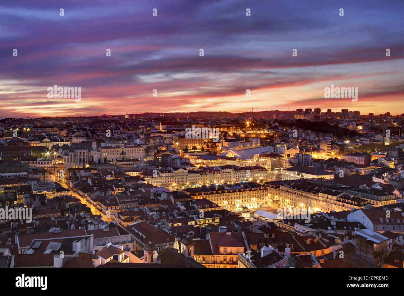 Vista über Lissabons Stadtzentrum und viele der berühmten Denkmäler (Carmo Kloster, Praca da Figueira, Rossio), Lissabon, Portugal. Stockfoto