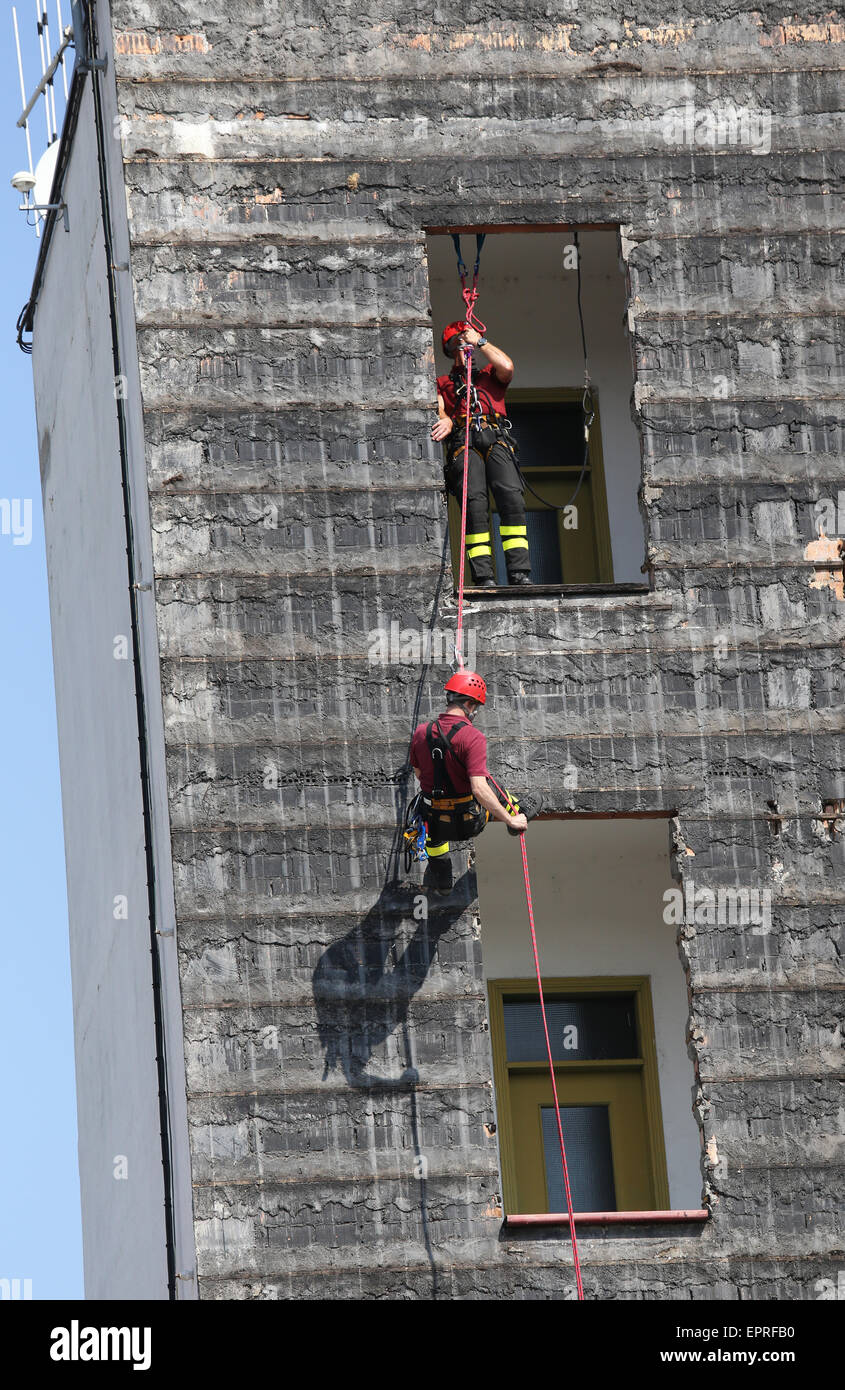 Training auf Manöver bauen Feuerwehrleute im Feuerwehrhaus Stockfoto