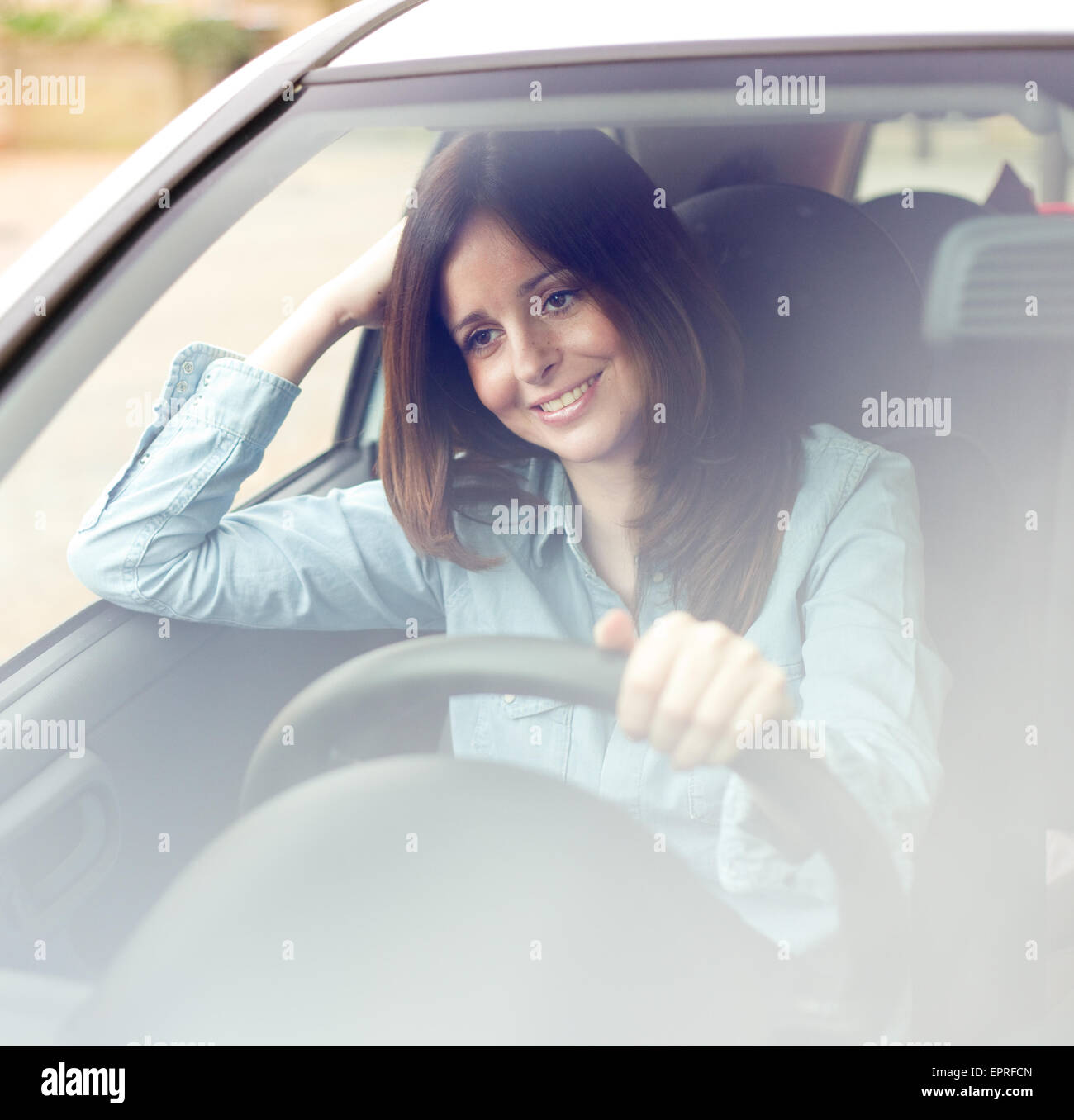 junge Frau entspannt fahren ihr Auto Stockfoto