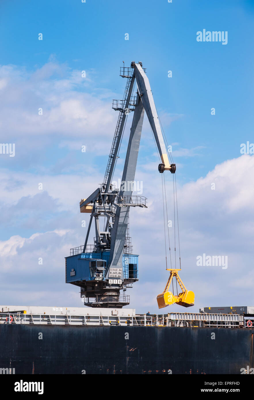 Hafenkran in Danzig, Polen, mit dem offenen grabbing Eimer Laden / Entladen des Schiffes Stockfoto