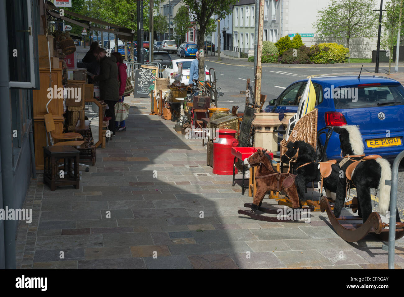 Antiquitäten und Sammlerstücken breitet sich auf der Straße in Shore Road Holywood Stockfoto