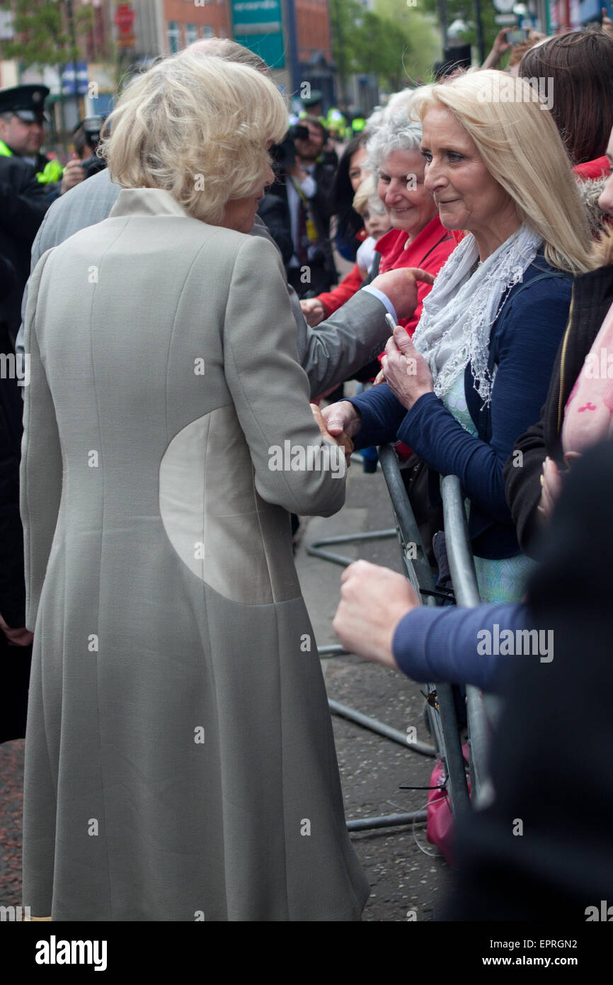 St Patricks katholische Kirche, Belfast, UK 20. Mai 2015. Seine königliche Hoheit Prinz Charles und Camilla, Herzogin von Cornwall Händeschütteln mit Mitgliedern der Öffentlichkeit in Belfast, im Rahmen ihrer zweitägigen Besuch in Nordirland Stockfoto