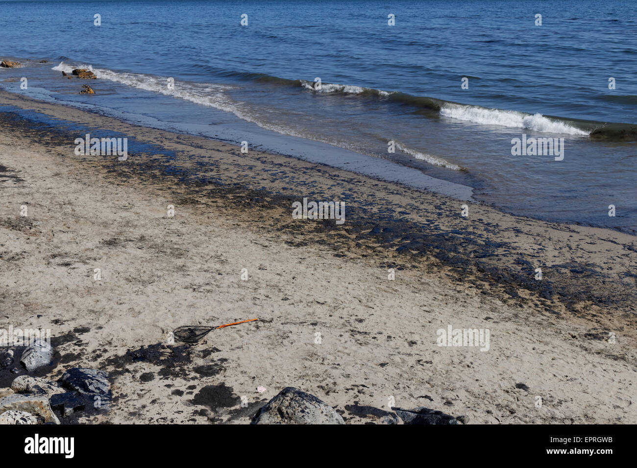 Ölpest in der Nähe von Refugio State Beach in Santa Barbara County, Kalifornien USA Stockfoto