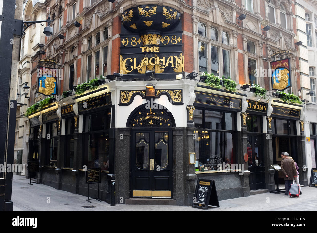Das hebt Pub auf königliche Straße im Zentrum von London, England. Stockfoto