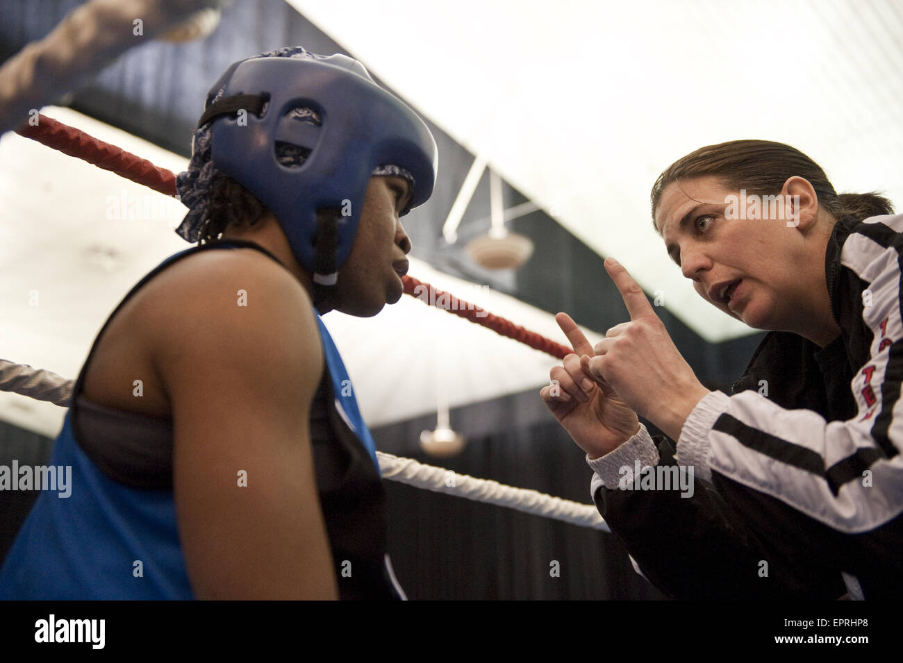 Eine Boxerin hört ihr Trainer zwischen den Runden im Halbfinale bei der kanadischen Amateur Boxing Championships in Saint-Hyacinthe, Quebec. Stockfoto