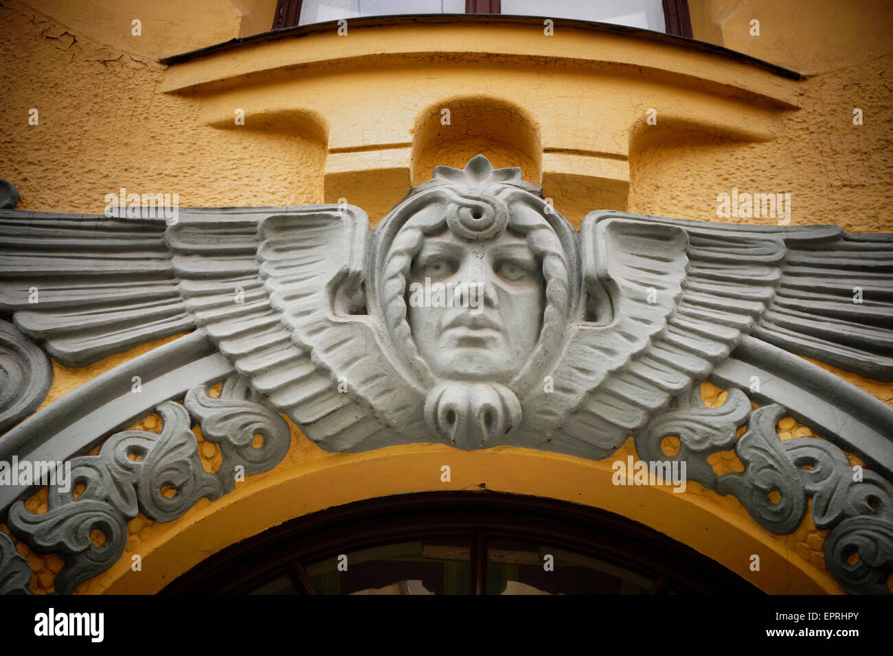 Art Nouveau Ornament an der Katze Haus in 10 Meistaru Iela Streeta in der Altstadt von Riga, der Hauptstadt Lettlands. Riga ist eines der größten Zentren des Jugendstils, mit mehr als ein Drittel der Gebäude der zentralen Bezirk errichtet im Stil. Stockfoto